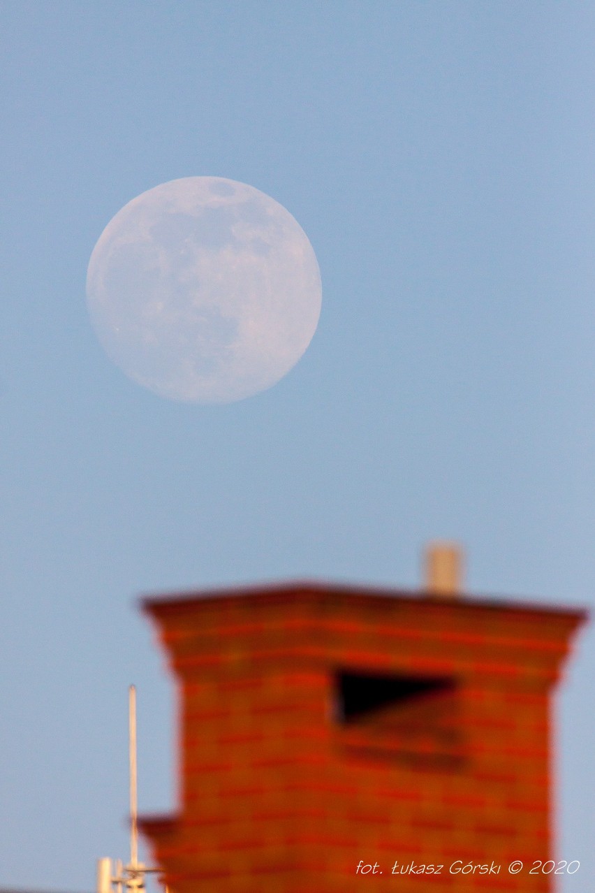 Księżyc nad Chojnicami okrył się "lisią kitą". Zdjęcia pana Łukasza!