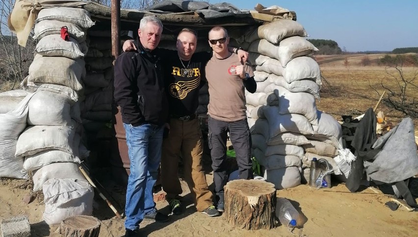 Andrzej Horna (z prawej) z pomocą w Jaworowie