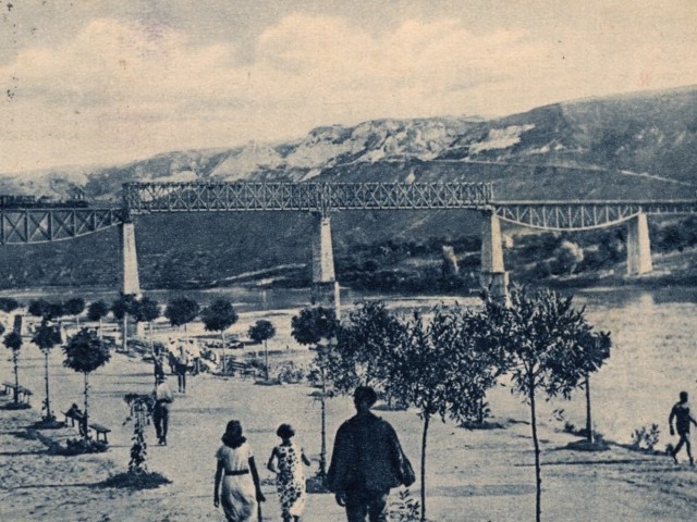 Plaża Słoneczna w Zaleszczykach i słynny most kolejowy. Rok 1938.