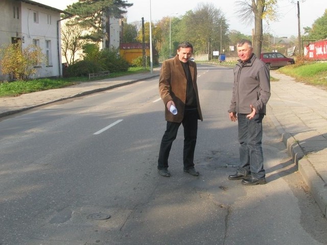 Radny Zbigniew Rudyk (z lewej) i Tadeusz Gniedziejko, mieszkaniec ulicy Kossaka, pokazują, w jakim stanie jest ta droga. 