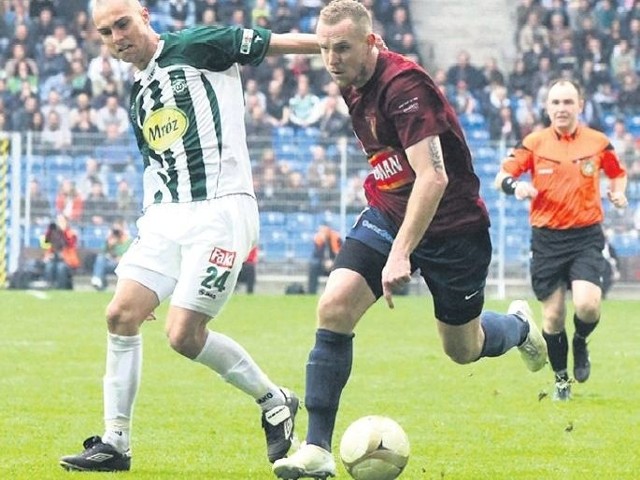 Marcin Klatt (z prawej) strzelił najważniejszego gola spotkania, bo dającego Pogoni trzy punkty.