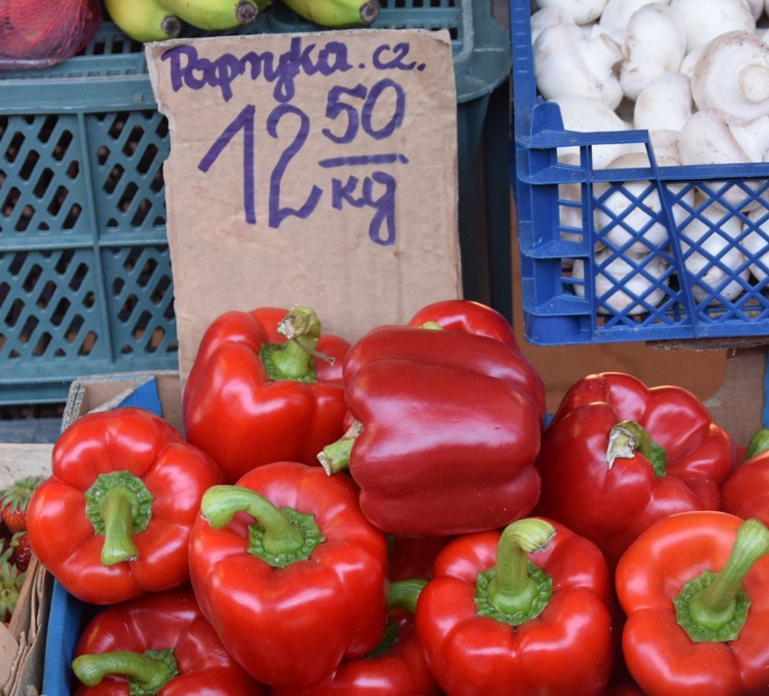 Ceny warzyw i owoców na targowisku miejskim w Szydłowcu. Dziesiątki samochodów, setki kupujących. Bardzo duży ruch. ZOBACZ ZDJĘCIA!