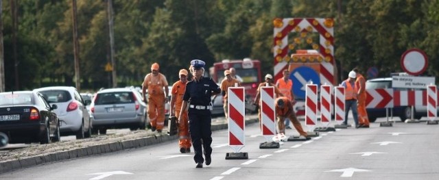 Od wczoraj, od godziny 17, chcąc jechać prosto aleją Solidarności w kierunku Warszawy, kierowcy muszą wjechać na przeciwny dotąd pas ruchu. Bo właśnie rozpoczął się remont 150-metrowego odcinka wiaduktu.