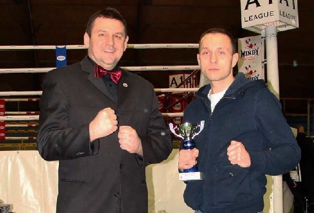 Rafał Antończak (z prawej) został uznany najlepszym zawodnikiem Ligi Muay Thai w Krakowie. Na zdjęciu z pucharem dla najlepszego zawodnika Ligi A1, która odbyła się końcem stycznia w Zgierzu.