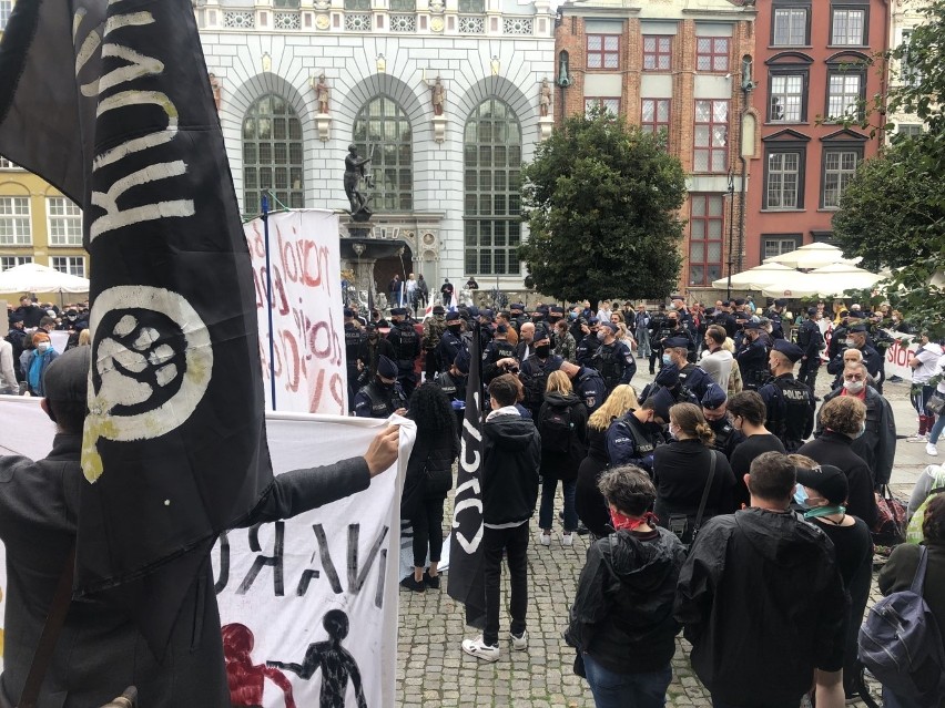 Nacjonaliści przemaszerowali ulicami Gdańska. Były asysta policji i kontrmanifestacje. Nie doszło do większych incydentów [zdjęcia]