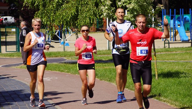 Zawodnik z Bytowa Dawid Garski zdobył pierwsze miejsce podczas Biegu 12 Mostów w Sławnie. Nieoficjalne wyniki. Bardzo dobre warunki pogodowe panowały dzisiaj podczas głównego Biegu 12 Mostów, który odbył się na trasie Pomiłowo - Sławno, na dystansie 5 kilometrów. Zawody wygrał Dawid Garski z Bytowa. Osiągnął czas 15:49. Na drugim miejscu był Marcin Czerniewski ze Słupska z czasem 15:56. Na trzecim Alex Sawko z Białorusi z czasem 15:58. Z powiatu sławieńskiego najszybszy był Adrian Kępka z Wiekowa, który zajął siódme miejsce z czasem 17:15. Zawody ukończyły 132 osoby. Uczestnicy wystartowali z Centrum Promocji Rzeki Wieprzy w Pomiłowie. Metę znajdowała się na stadionie miejskim w Sławnie. Organizatorem wydarzenia był P.B.S. Olszewski i Synowie Sławno - Włodzimierz Olszewski, Hydrogeobudowa Sławno – Tadeusz Stukan oraz Ośrodek Sportu i Rekreacji w Sławnie. Zobacz także: Magazyn Sportowy GK24