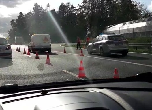 Wypadek na autostradzie A6. Furgonetka potrąciła mężczyznę