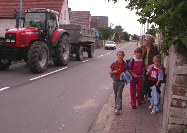 - Droga jest tak wąska, że codziennie odprowadzam do szkoły wnuczkę Magdę i jej koleżanki - mówi Daniela Brille, mieszkanka Kamiennej. - To dobrze, że zaplanowano obwodnicę - cieszy się.