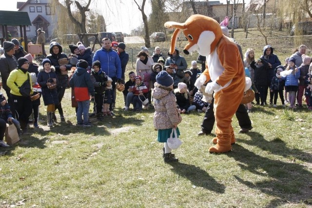 W miniony weekend dzieci z gminy Brzozie spotkały się z zajączkiem wielkanocnym
