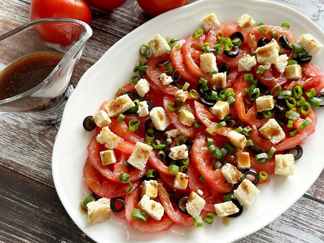 Zobacz, jak szybko możesz przygotować wyśmienitą sałatkę z pomidorów. Kliknij galerię i przesuwaj zdjęcia strzałkami lub gestem.