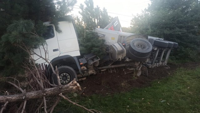 Ciężarówka wypadła z DW 975 w Niwce i przewróciła się na bok, na ogrodzenie obok prywatnej posesji