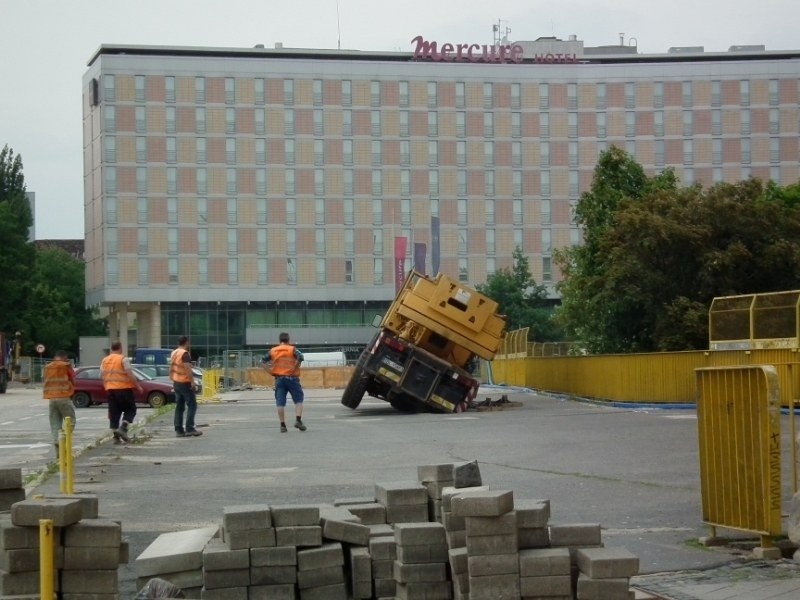 Jezdnia zapadła się pod dźwigiem, który przejeżdżał Mostem...