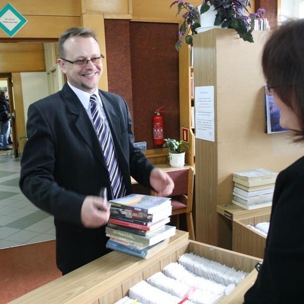 Ze zbiorów osiedlowej biblioteki korzystam bardzo często. Dlatego nie wyobrażam sobie, żeby przetrzymać jakąś książkę - mówi Robert Baran. - Oby jak najwięcej takich czytelników - chwali go Teresa Mierzyńska, kierownik biblioteki przy ul. Witosa.