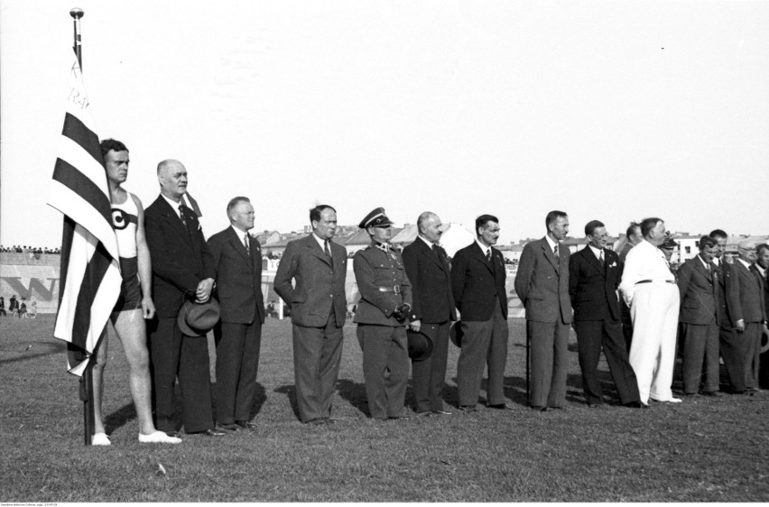Grupa uczestników obchodów jubileuszowych w 1937 r.