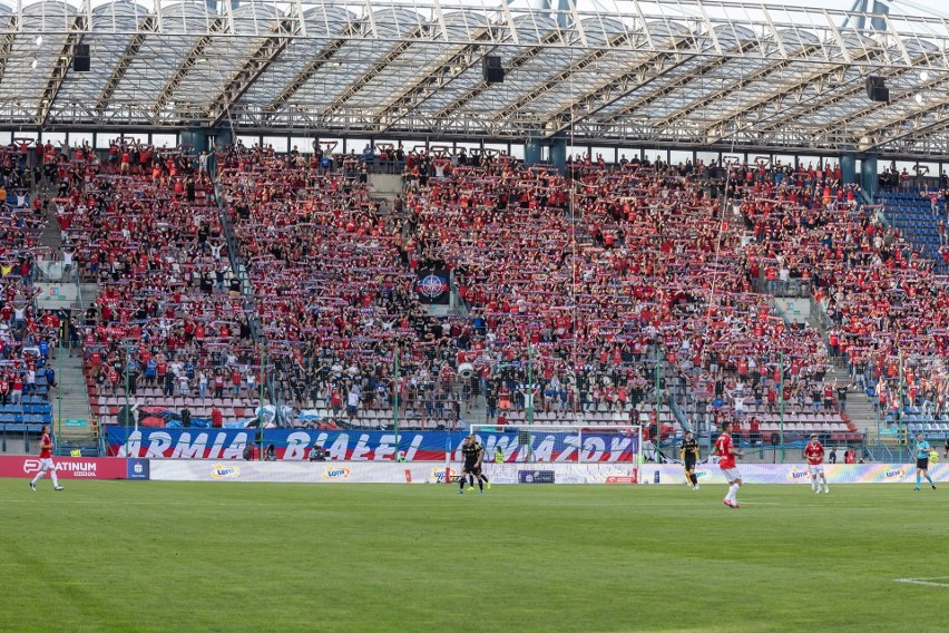 Niemal pełny stadion w Niecieczy, sporo widzów przy Reymonta...