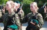 50 żołnierzy i żołnierek dobrowolnej zasadniczej służby wojskowej złożyło przysięgę na placu defilad 14 Pułku Przeciwpancernego w Suwałkach