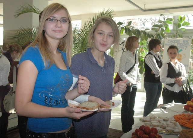 Dorota Olejniczak i Martyna Kozłowska przed konferencją chrupały marchewki