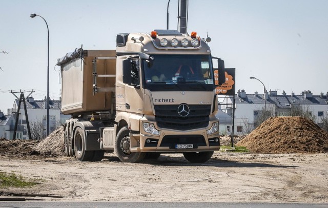 Ulica Bulońska w Gdańsku. Skrzyżowanie ulic Bulońska - Myśliwska w miejscu, gdzie zaczęła się budowa ulicy i trasy tramwajowej Nowa Bulońska (przeciwległy koniec Nowej Bulońskiej Północnej)