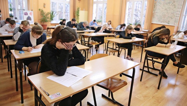 Najlepsze licea we Wrocławiu. Sprawdziliśmy, które licea we Wrocławiu zostały uznane za najlepsze według rankingu "Perspektyw". Pod uwagę brano sukcesy w olimpiadach i zdawalność przedmiotów na maturze. Na slajdach przedstawiamy dziesięć najlepszych szkół we Wrocławiu, na ostatnim slajdzie znajdziecie listę pozostałych liceów.