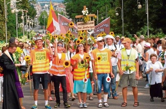 Inowrocławscy pątnicy na ulicach Częstochowy. Zdjęcie z 2015 roku