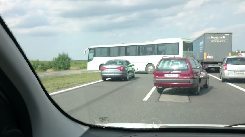 Autokar z dziećmi zawracał na środku trasy...