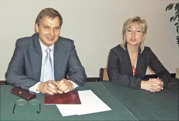 Małgorzata Stachowiak, nowa wiceburmistrz Białogardu (z prawej), ma 46 lat, męża i dwoje dzieci. Obok niej siedzi burmistrz Zbigniew Raczewski.  