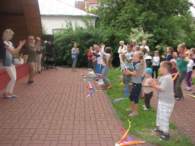 6 sierpnia o 13.00 w ogródku jordanowskim MDK zorganizuje zabawy, gry i konkursy, a o 14.00 zaprasza na przedstawienie &#8222;Warkocz Królewny Wisełki&#8221;. 7 i 8 sierpnia o 12.00 w sali kina &#8222;Ostrovia&#8221; odbędą się warsztaty wokalne dla dzieci i młodzieży.