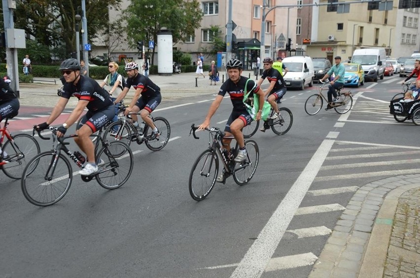 Blisko 100 cyklistów przejechało wrocławskimi ulicami [ZDJĘCIA]