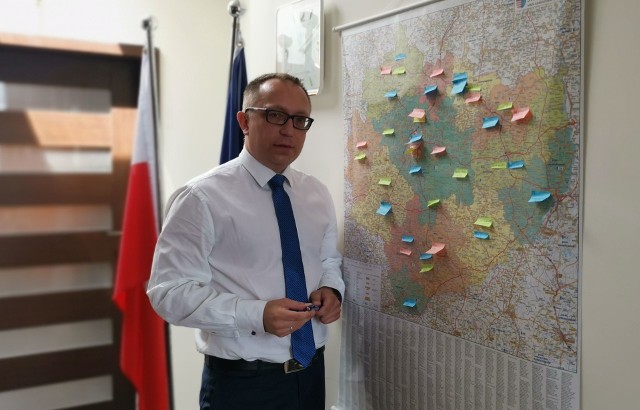 Poseł i lider Platformy Obywatelskiej w Świętokrzyskiem Artur Gierada pokazuje „mapę wyborczą” z kandydatami opozycji.