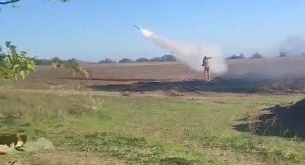 Ukraiński żołnierz wystrzeliwuje pocisk w kierunku rosyjskiej rakiety