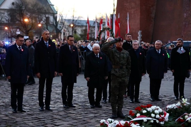 Członkowie Prawa i Sprawiedliwości złożyli kwiaty pod Krzyżem Katyńskim w Krakowie.