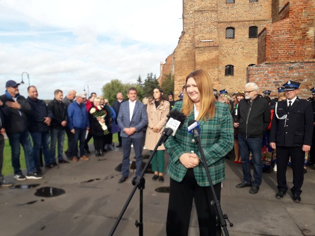 Podczas konferencji w Grudziądzu za Anną Gembicką stało kilkadziesiąt osób, m.in. przedstawiciele OSP i KGW z powiatu grudziądzkiego, a także samorządu gminy Gruta, z którymi współpracowała przez całą kadencję, za co jej podziękowali