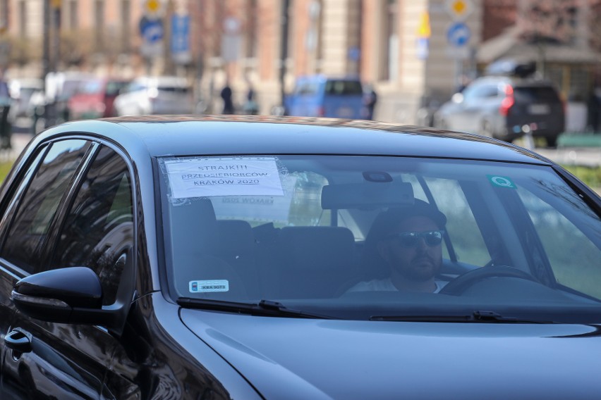 Krakowscy przedsiębiorcy protestowali w samochodach. Interweniowała policja. Posypały się mandaty [ZDJĘCIA]