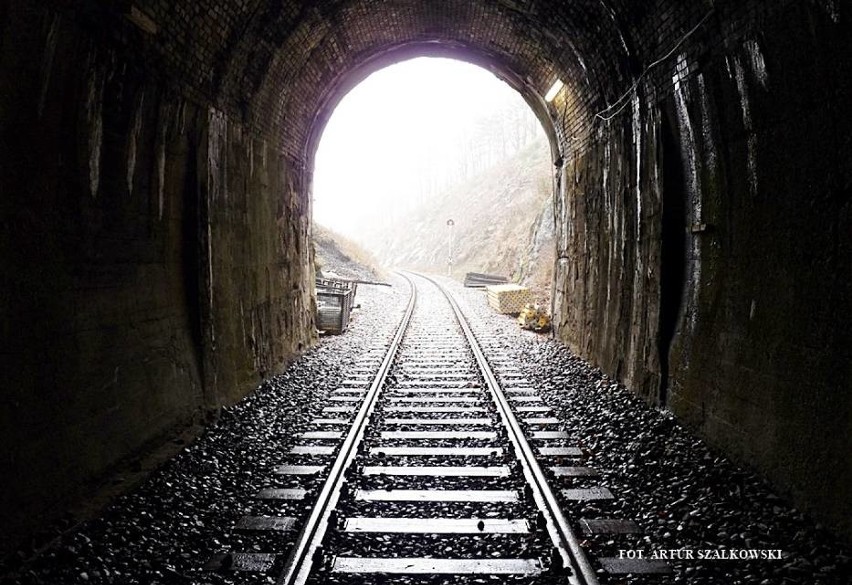 Remont najdłuższego tunelu kolejowego w naszym kraju (ZDJĘCIA)