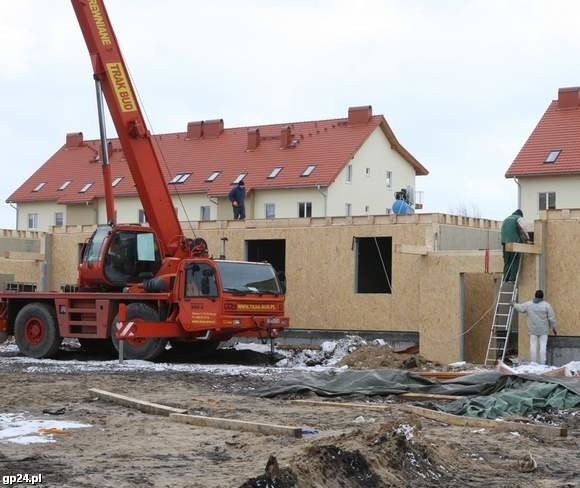 Wojskowe bloki w Ustce budowane są oszczędnościową technologią z trocinowych płyt. Ale mimo to są droższe niż te, które obok buduje spółdzielnia Korab.