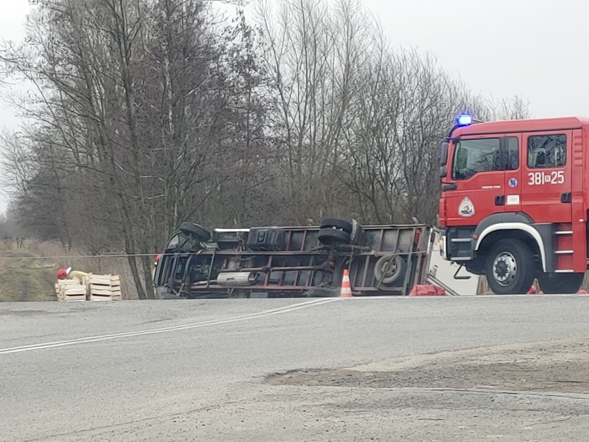 Skopanie. Bus zjechał z drogi i dachował w rowie (ZDJĘCIA)