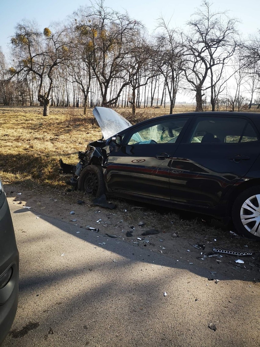 Zderzenie dwóch samochodów w Wymysłowie w gminie Skaryszew. Jedna osoba ranna