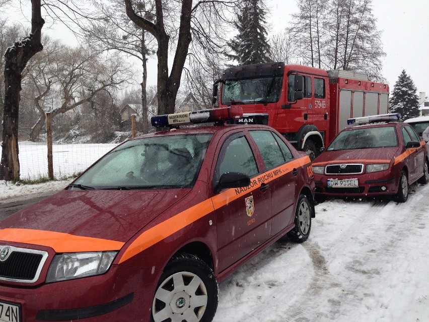 Wrocław: Wypadek wozu MPK. Autobus z pasażerami wjechał do rowu (ZDJĘCIA)