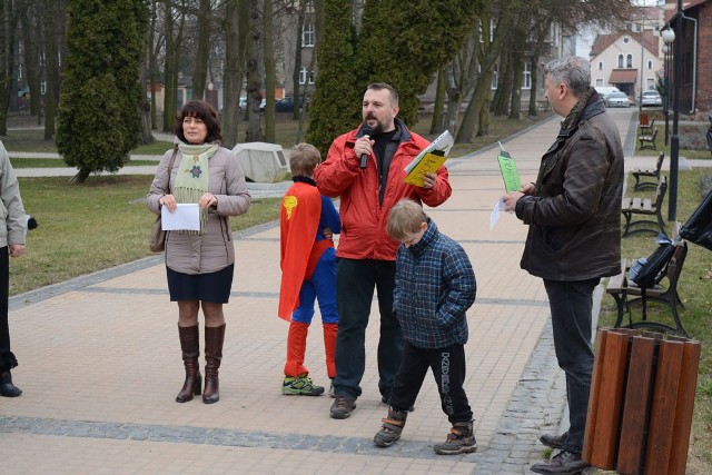 Radni opozycji po uchwaleniu regulaminu w marcu urządzili w parku happening i próbowali badać spacerowiczów przy użyciu tekturowego alkomatu