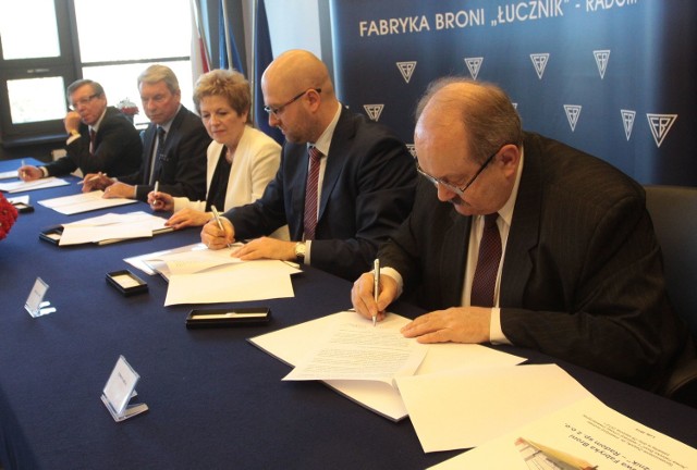 Podpisanie aktu zakończenia inwestycji w Radomiu, na pierwszym planie prezes Fabryki Broni w Radomiu Edward Migal.