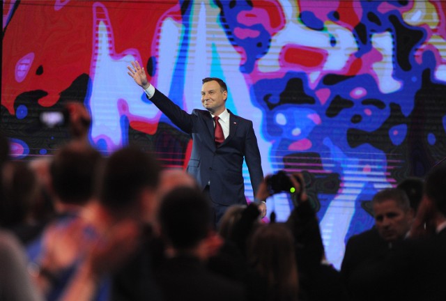 10 maja odbyła się w Polsce pierwsza tura wyborów prezydenckich. W II turze, która miała miejsce 25 maja na Andrzeja Dudę zagłosowało 51,55 proc. wyborców, a na Bronisława Komorowskiego 48,45 proc. Zgodnie z oficjalnymi wynikami Państwowa Komisja Wyborcza ogłosiła, że kandydat PiS został nowym prezydentem Polski. Jego zaprzysiężenie odbyło się 6 sierpnia.