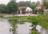 Obrona przed Łęgiem w gminie Grębów. Brakuje wału. Woda podtopiła domy 