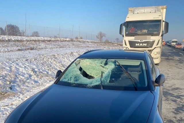Do wypadku doszło  27 grudnia 2021 r. na S5 w gminie Rogowo. - Ze wstępnych ustaleń policjantów pracujących na miejscu zdarzenia, wynika, że pojazd ciężarowy marki Man poruszał się w kierunku miejscowości Gniezno. Z jego naczepy bezpośrednio na szybę czołową pojazdu marki Audi A6, który poruszał się za nim, spadła tafla lodu - informuje podkom. Wioleta Burzych, oficer prasowy KPP w Żninie.