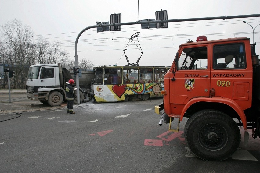 Wypadek przy AOW. Ciężarówka zderzyła się z tramwajem linii...