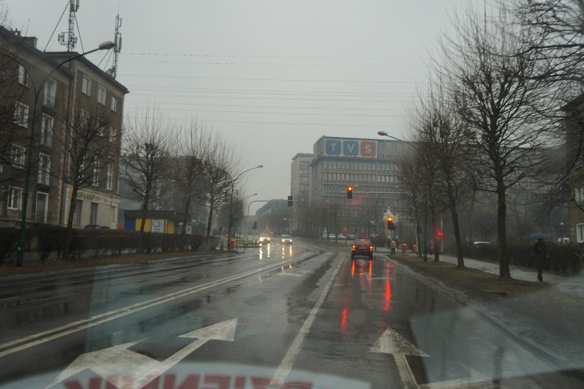 Po średnicówce 70 km/h. Śnieg z deszczem spowalnia kierowców