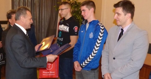Starosta Jerzy Kolarz wręczył nagrody także buskim bokserom.