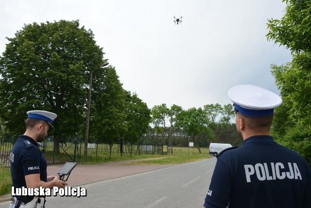 Kontrole drogowe przy pomocy drona realizowane przez policjantów z Gubina i Krosna Odrzańskiego.