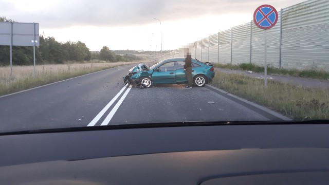 Niedostosowanie prędkości do warunk&oacute;w na drodze było przyczyną zdarzenia, do kt&oacute;rego doszło w sobotni poranek w Koszalinie.W sobotę, 6 lipca, po godzinie 5 na ulicy Tadeusza Mazowieckiego w Koszalinie doszło do kolizji. Kierowca zielonej mazdy 3 nie dostosował prędkości do warunk&oacute;w na drodze, wpadł w poślizg i uderzył w latarnię. Mężczyzna nie odni&oacute;sł obrażeń.  Policjanci ukarali go mandatem. W zdarzeniu nie brały udziału inne auta.Mundurowi apelują &ndash; noga z gazu. Pada deszcz, na drogach jest ślisko! Koszalin: Śmiertelny wypadek w Kraśniku&lt;script class=&quot;XlinkEmbedScript&quot; data-width=&quot;640&quot; data-height=&quot;360&quot; data-url=&quot;//get.x-link.pl/c4d55474-635a-337e-55ed-8a23fdf0247d,95780395-53a6-218c-8695-8b80377d9359,embed.html&quot; type=&quot;application/javascript&quot; src=&quot;//prodxnews1blob.blob.core.windows.net/cdn/js/xlink-i.js?v1&quot;&gt;&lt;/script&gt;