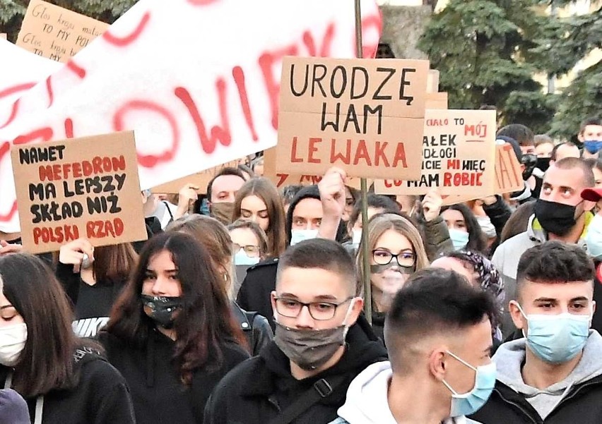 Nauczyciele namawiali uczniów do udziału w protestach? Ministerstwo Eduacji Narodowej zapowiada surowe konsekwencje dla belfrów i dyrekcji!