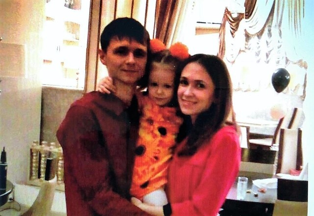 Rodzina z Kazachstanu, która zamieszka w Gniewkowie: Karolina Witkowska, Wiktor Szaszkow i Emilia Szaszkowa. Tutaj na zdjęciu, które przesłali do gniewkowskiego ratusza
